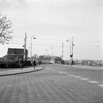 857683 Gezicht op de spoorwegovergang in de Kerkweg-West te Waddinxveen.